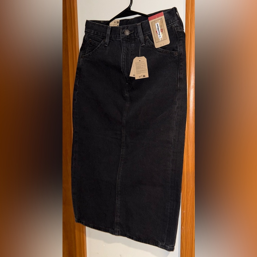 Levi's Black Denim Skirt with Back Pocket Detail Slit knee high size 26